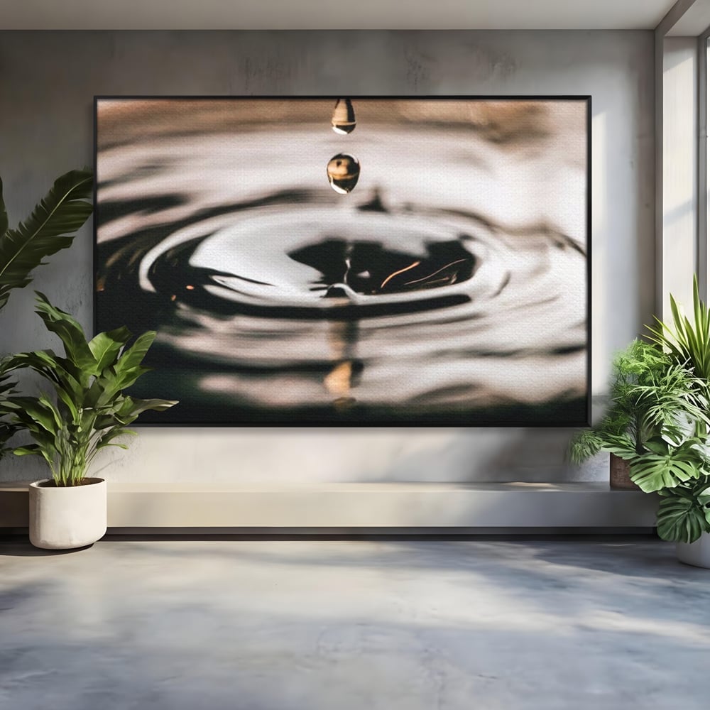 Tablou canvas cu picatura de apa cazand in valuri, in rama de aluminiu negru